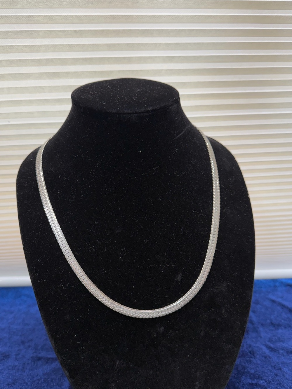 Vintage Unisex Silver Toned Diamond-Cut Herringbone Chain Necklace